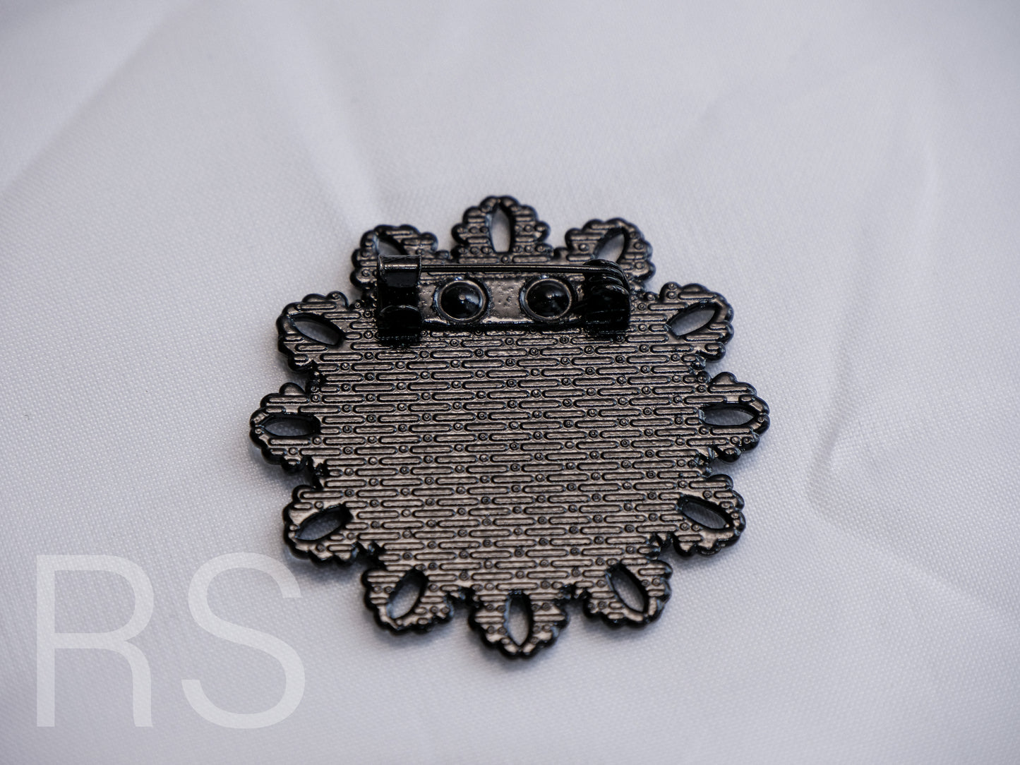 Broche noire ronde style baroque