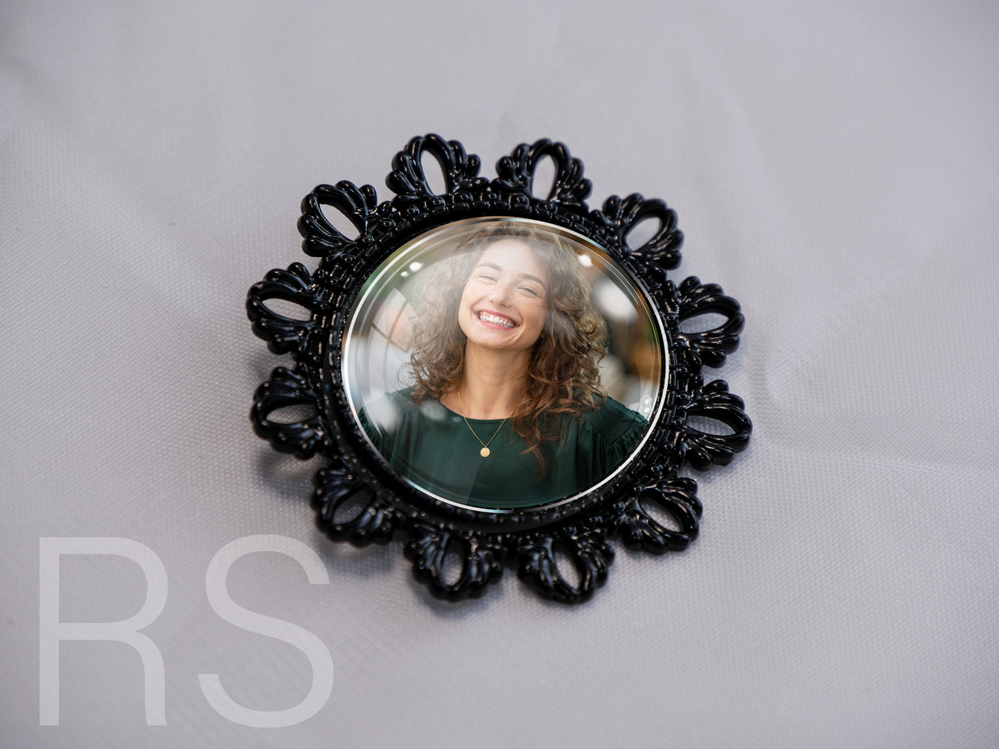 Broche noire ronde style baroque