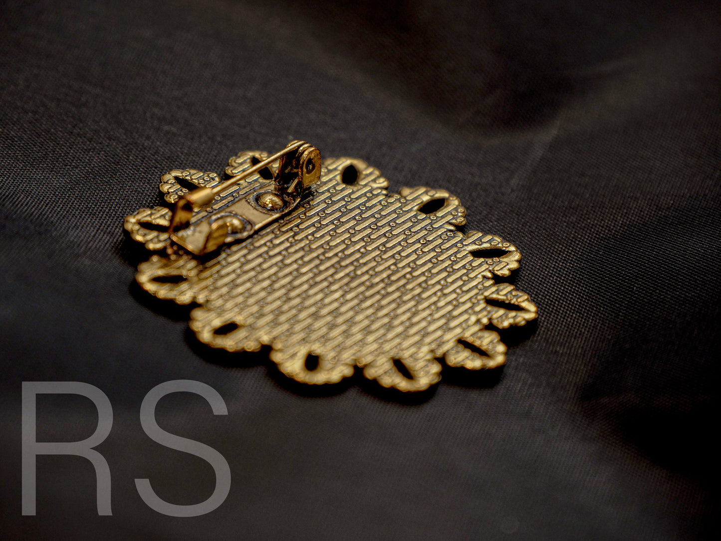 Broche dorée ronde , ancienne style baroque