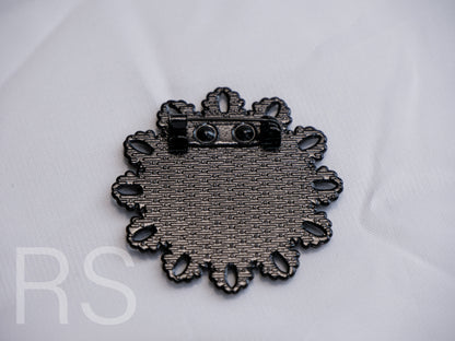 Broche noire ronde style baroque