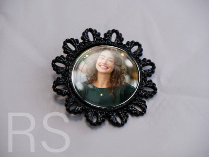 Broche noire ronde style baroque