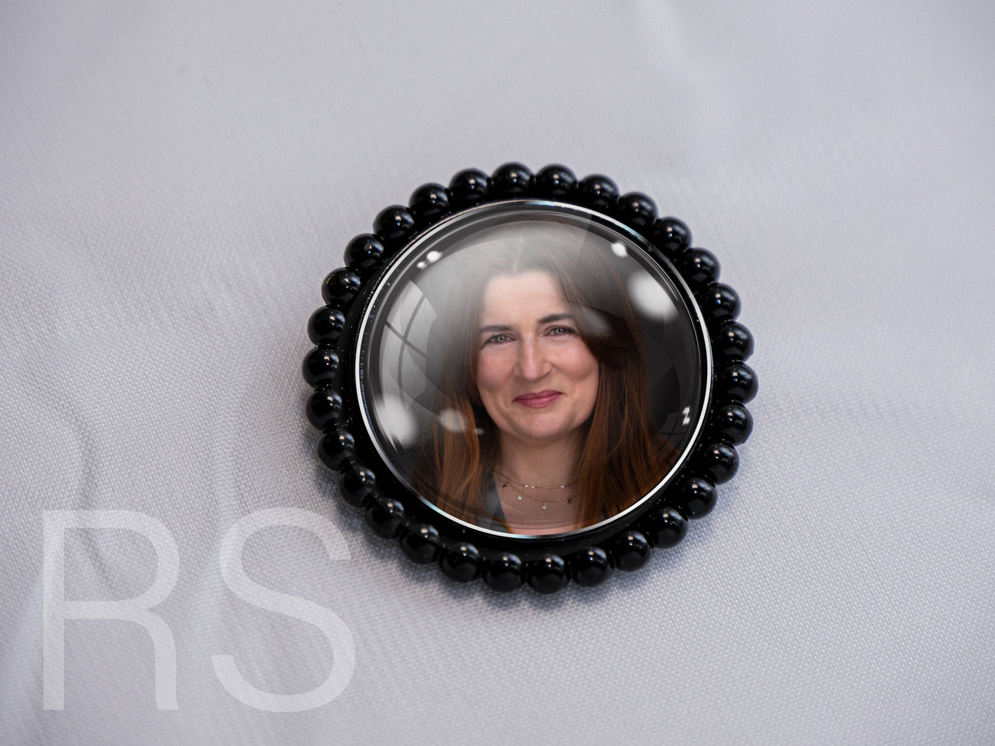 Broche noire à poids
