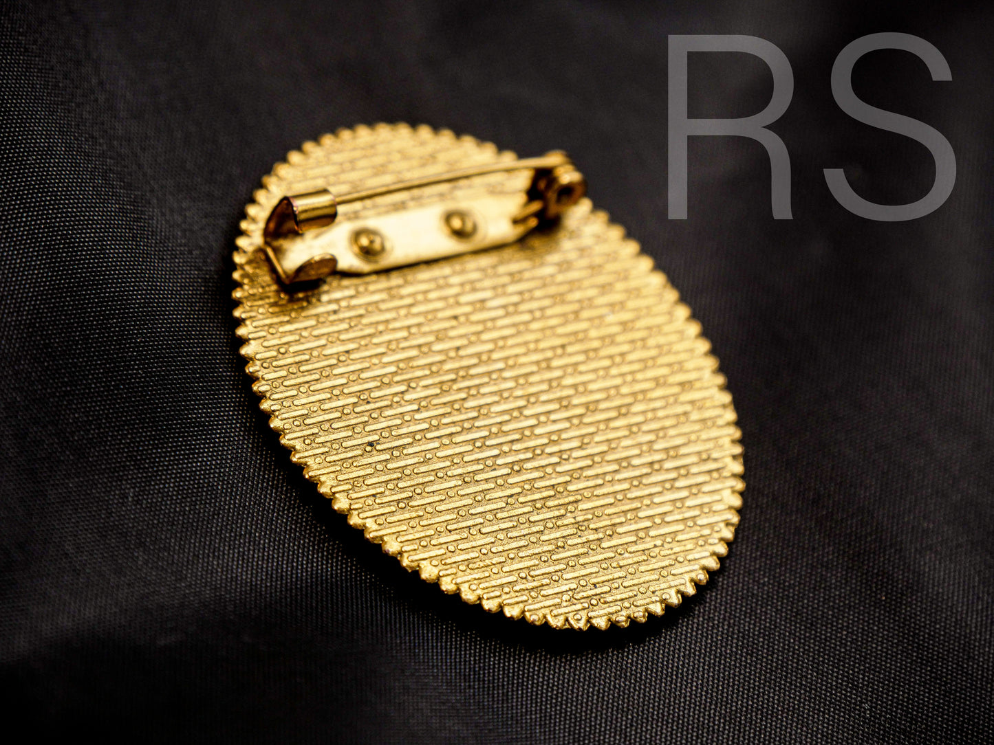 Broche dorée style baroque (30x40mm)