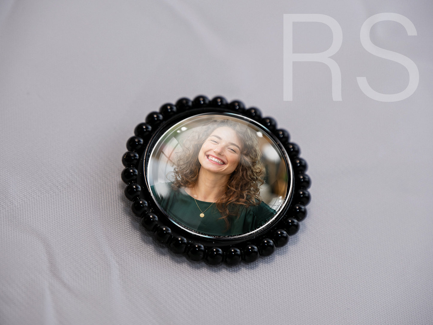 Broche noire à poids