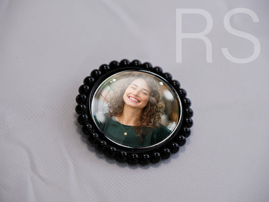 Broche noire à poids